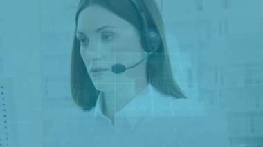 Beyaz kadın müşteri hizmetleri yöneticisine karşı güvenlik kilidi ikonu telefon kulaklığıyla konuşuyor. siber güvenlik ve iş teknolojisi kavramı