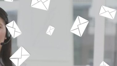 Asyalı kadın müşteri hizmetleri yöneticisinin üzerine düşen mesaj simgeleri ofiste telefon kulaklığıyla konuşuyor. küresel iş ve teknoloji kavramı
