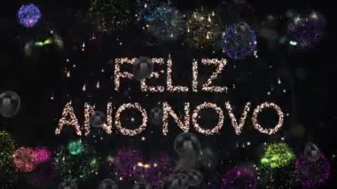 Felix ano novo metni üzerinde uçuşan birden fazla balon havai fişeklerin siyah arka planda patlamasına karşı. Yeni yıl partisi ve kutlama konsepti
