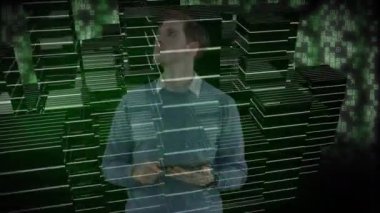 3D şehir modeli yeşil arka planda dijital tablet kullanarak beyaz ırka karşı dönüyor. mimari mühendisliği ve iş teknolojisi kavramı