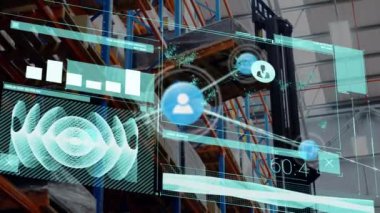 Depoda forklift 'e karşı veri işleme ile dijital arayüz üzerinden profil simgeleri ağı. lojistik ve ulaşım sektörü kavramı