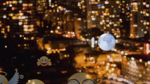 夜の街並を空中から眺めながら 回転する球体と複数の顔の絵文字のアイコン ソーシャルメディアネットワークとテクノロジーの概念 — ストック動画