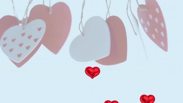 Plusieurs Ballons Rouges Forme Coeur Flottant Contre Les Décorations Suspendues — Video