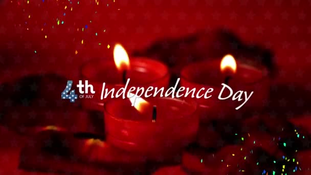 独立記念日のテキストバナーの上に落ちたコンフェッティは 赤い背景に対してろうそくを燃やす アメリカ独立記念日のコンセプト — ストック動画