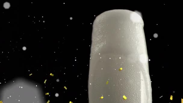 Manchas Brancas Flutuando Dourado Confete Sobre Bolhas Champanhe Copo Contra — Vídeo de Stock