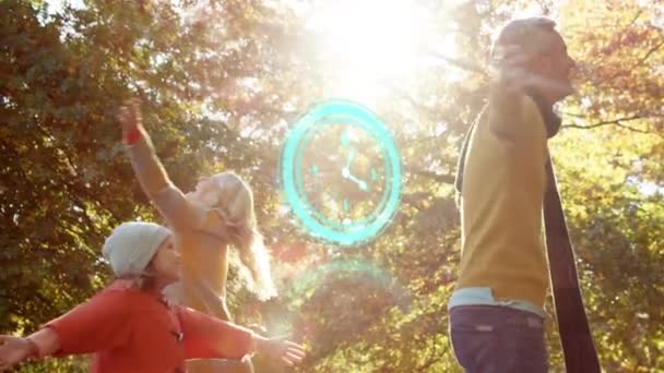 公園で遊んでいる白人家族に対してネオンブルーのデジタル時計 家族愛と団結の概念 — ストック動画