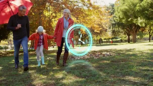 公園で遊んでいる白人家族に対してネオンブルーのデジタル時計 家族愛と団結の概念 — ストック動画