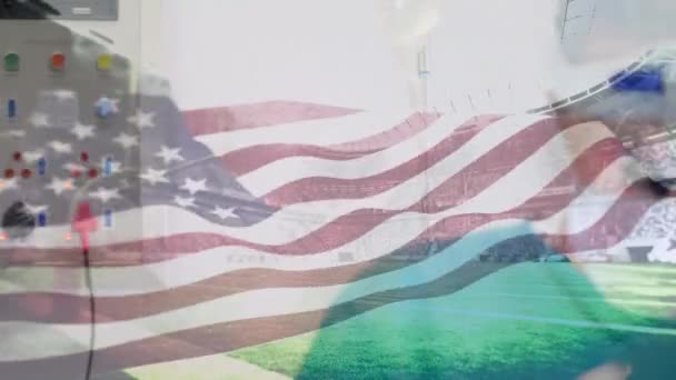 外科医がスポーツ競技場に虫眼鏡をかけてアメリカ国旗を振っている 医療と医療の概念 — ストック動画