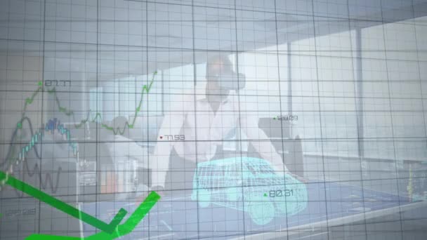 オフィスでVrヘッドセットを装着したアフリカ系アメリカ人ビジネスマンのデータ処理とデジタルインターフェース コンピュータ インターフェースとビジネス技術の概念 — ストック動画