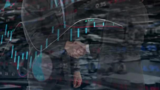 ビジネスマンやビジネスウーマン握手の中央部以上の統計データ処理 ビジネスパートナーシップと技術コンセプト — ストック動画