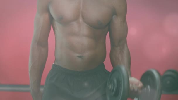 在健身房用哑铃锻炼的非洲裔美国人健康男子的中间部位的亮点 体育和健身技术概念 — 图库视频影像