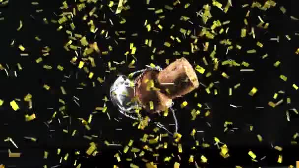 金色的五彩纸屑落在开瓶器上 酒塞漂浮在黑色的背景上 新年庆祝和夜生活的概念 — 图库视频影像