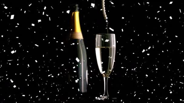 Confetti Vallen Parel Kralen Vallen Champagne Glas Tegen Zwarte Achtergrond — Stockvideo