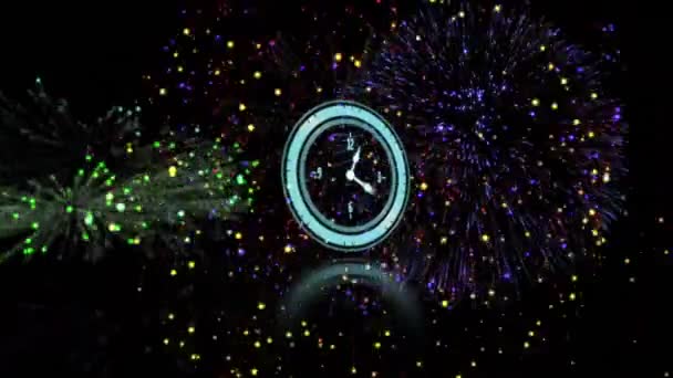 Neon Blaue Digitaluhr Tickt Gegen Feuerwerk Das Auf Schwarzem Hintergrund — Stockvideo
