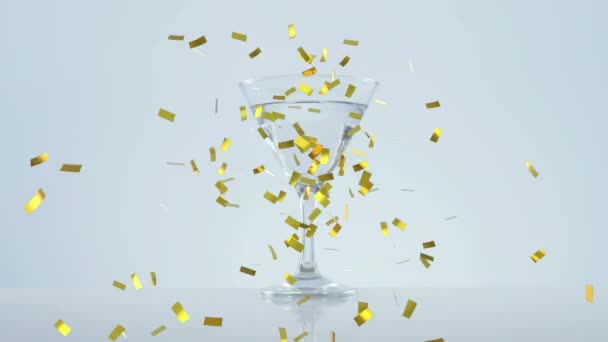 Golden Confetti Faller Över Oliver Faller Cocktail Glas Mot Grå — Stockvideo