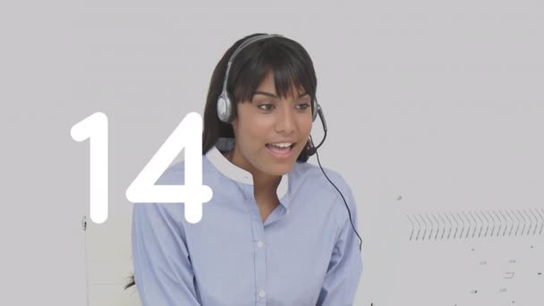 オフィスの電話ヘッドセットで話す女性のカスタマーケアエグゼクティブに対する数を変更します 世界的なビジネスと技術の概念 — ストック動画