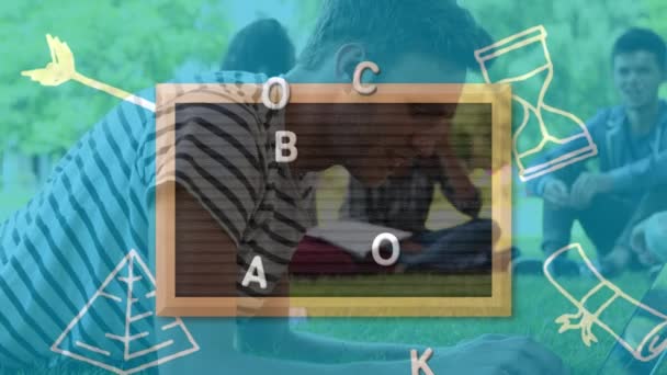 回到学校 用木写字板写课本 反对在草地上使用笔记本电脑的高加索男生 回到大学和教育的概念 — 图库视频影像