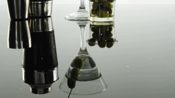 Particules Blanches Flottant Sur Équipement Barman Des Olives Dans Verre — Video