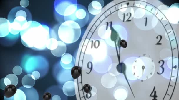 Molteplici Palloncini Neri Che Galleggiano Sopra Orologio Ticchettando Mezzanotte Contro — Video Stock