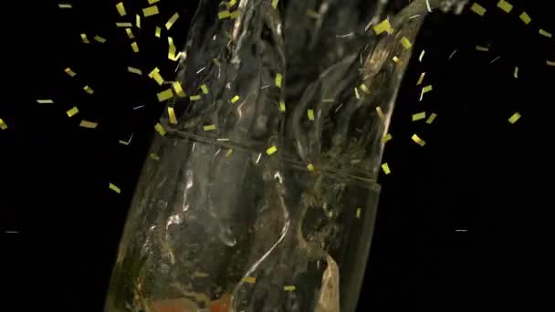 Confettis Dorés Tombant Sur Fraise Tombant Dans Verre Champagne Sur — Video