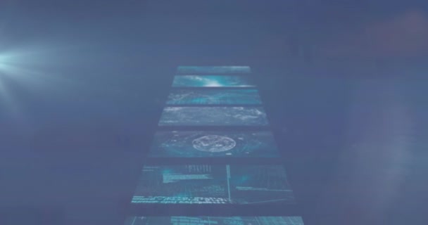 Mavi Arkaplandaki Işık Noktasıyla Veri Işleme Yapan Birden Fazla Ekranın — Stok video