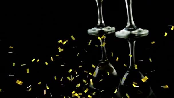 黒を背景に2つのカクテルグラスでオリーブの上に落ちる黄金のコンフェッティ ナイトライフとバーパーティーのコンセプト — ストック動画