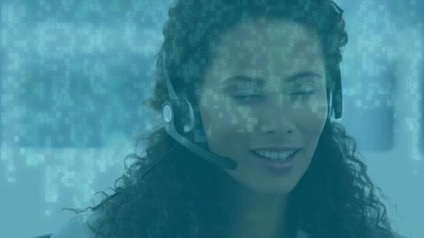 アフリカ系アメリカ人女性のカスタマーケアエグゼクティブが電話のヘッドセットで話しているモザイクの正方形のパターン コンピュータ インターフェースとビジネス技術の概念 — ストック動画