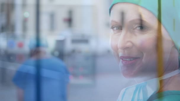 在医院面对城市交通状况时 高加索女外科医生面带微笑的画像 保健和医疗概念 — 图库视频影像