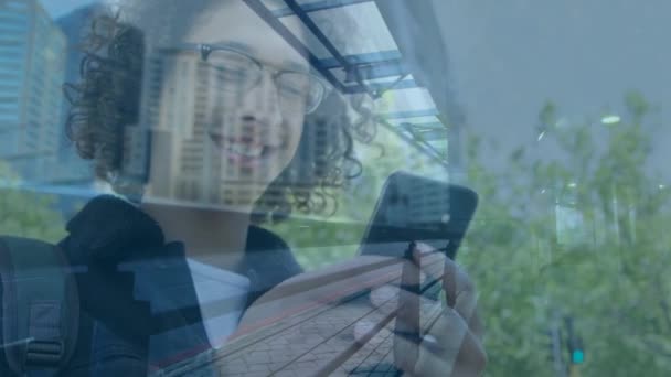 Ψηφιακή Σύνθεση Του Καυκάσιου Ανθρώπου Που Χρησιμοποιεί Smartphone Κατά Της — Αρχείο Βίντεο