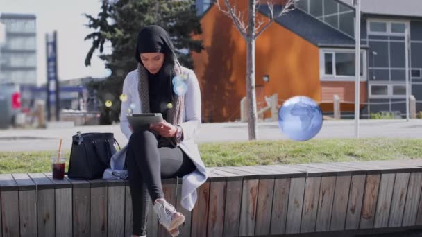 Globus Und Mehrere Digitale Icons Schweben Über Der Frau Hijab — Stockvideo