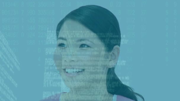Layar Dengan Pemrosesan Data Terhadap Perempuan Asia Eksekutif Perawatan Berbicara — Stok Video