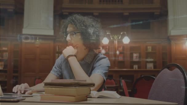 Okrągłe Skanery Przetwarzanie Danych Nad Białymi Studentami Studiującymi Bibliotece Studiach — Wideo stockowe
