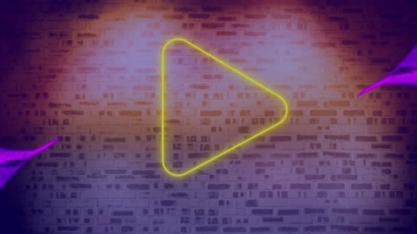 レンガの壁に対するネオンイエロープレイアイコン上の紫色のデジタル波のデジタルアニメーション ソーシャルメディアネットワークとテクノロジーの概念 — ストック動画