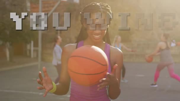 Vinner Text Mot Porträtt Afrikansk Amerikansk Kvinna Som Håller Basket — Stockvideo
