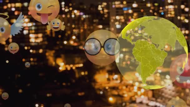 旋转的地球仪和多个面部表情图标漂浮在夜间城市景观的空中 社交媒体网络和技术概念 — 图库视频影像