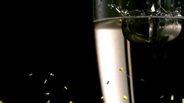 Golden Confetti Faller Över Närbild Champagne Bubblor Ett Glas Mot — Stockvideo