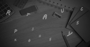 Ahşap yüzeyde okulun sabit eşyalarına karşı yüzen birden fazla İngiliz alfabesi. okul ve eğitim kavramı