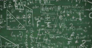 Matematiksel denklemlerin, yeşil arkaplanda matematiksel sembollere karşı hareket eden dijital görüntüsü. okul ve eğitim kavramı