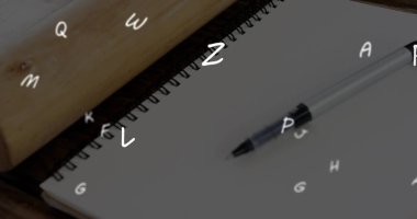 Defterin üzerinde duran bir kalemin üzerinde yüzen harflerin resmi. eğitim ve öğrenme kavramı dijital olarak oluşturulmuş görüntü.