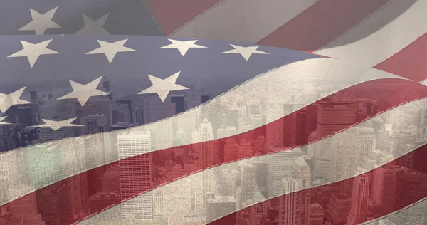 街の上にアメリカ国旗のイメージ アメリカの愛国心独立とお祝いの概念をデジタルで生成されたイメージ — ストック写真