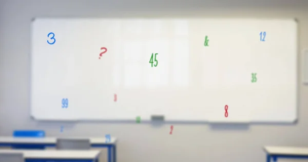 空の教室に対する数字と記号のデジタル構成 学校や教育の概念 — ストック写真