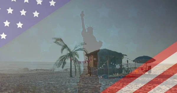 Imagen Bandera Americana Revelando Estatua Libertad Bar Playa Usa Patriotismo —  Fotos de Stock