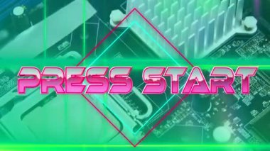 Pembe metalik metnin animasyonu yeşil bilgisayar anakartında, neon çizgilerin üzerinde başlıyor..