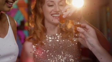 Barda içki içen bir grup kız arkadaşa karşı yüzen kırmızı noktalar. gece hayatı ve bar partisi konsepti