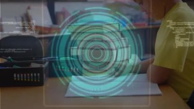 Afrika kökenli Amerikalı bir çocuğun ilkokulda okuması üzerine veri işleme sistemli birden fazla ekran. Okula geri dönüş ve eğitim teknolojisi kavramı