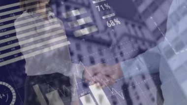 İş adamı ve iş kadınının orta bölümünün istatistiksel veri işlemesi el sıkışıyor. iş ortaklığı ve teknoloji kavramı