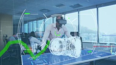 Ofiste VR kulaklık takan Afrikalı Amerikalı iş adamının veri işleme arayüzü. bilgisayar arayüzü ve iş teknolojisi kavramı