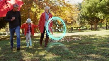 Parkta oynayan beyaz bir aileye karşı neon mavi dijital saat çalışıyor. aile, sevgi ve birliktelik kavramı