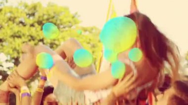 Konserde bir kızı ellerinde taşıyan bir grup insana karşı yeşil gradyan sıvısı. müzik festivali ve konser konsepti