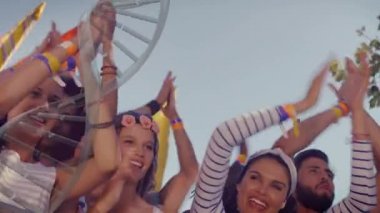 DNA yapısı bir konserde bir grup insanın alkışlamasına karşı dönüyor. müzik festivali ve konser konsepti